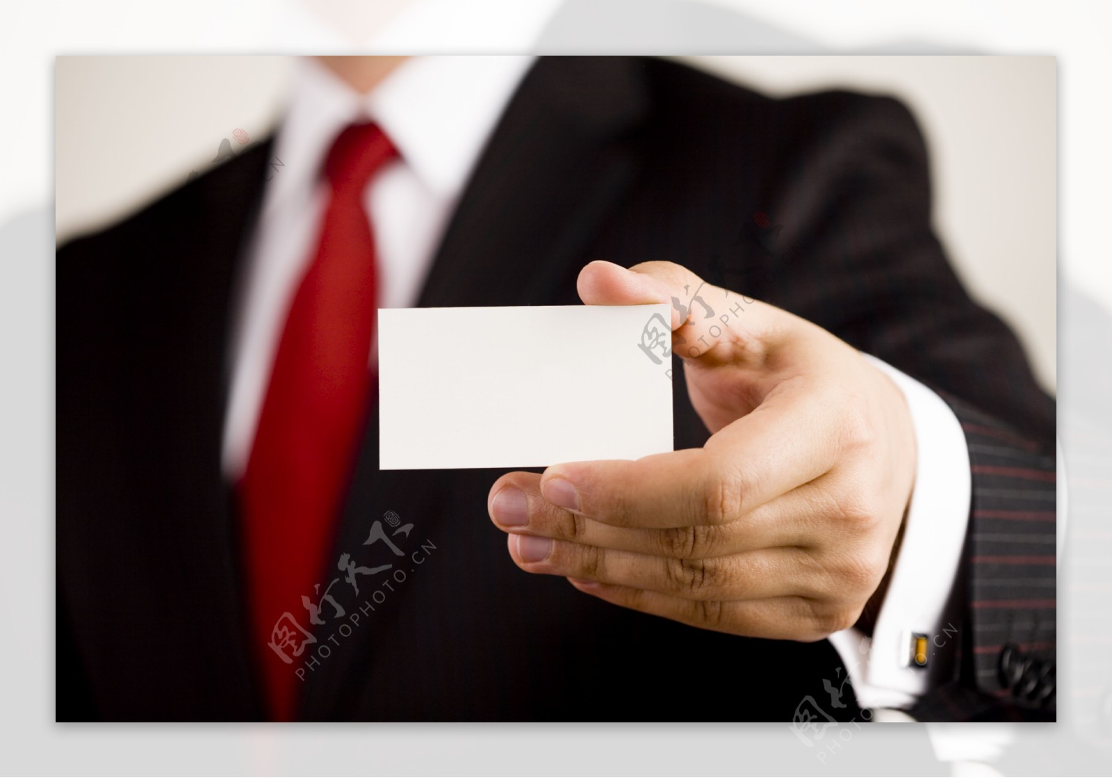 手拿卡片的商务人物图片