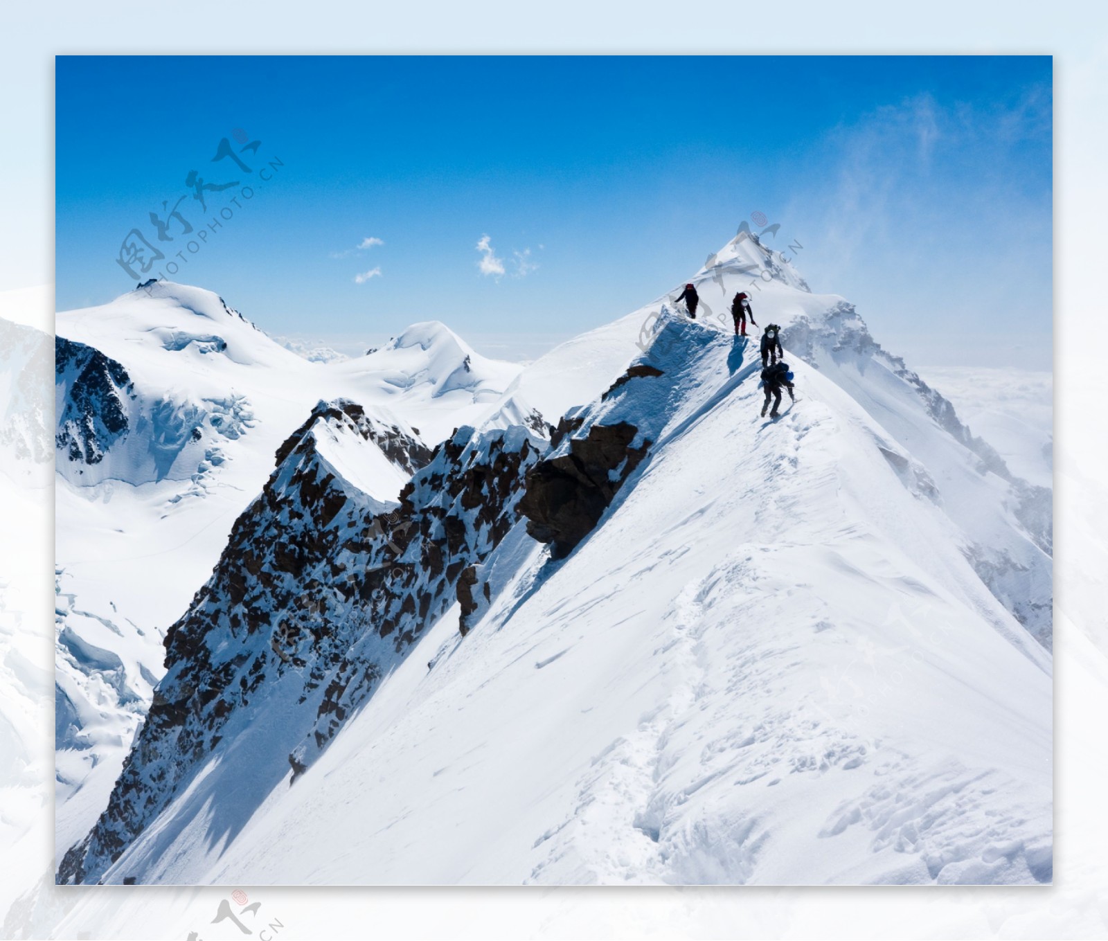 爬上雪山顶峰的冒险者图片