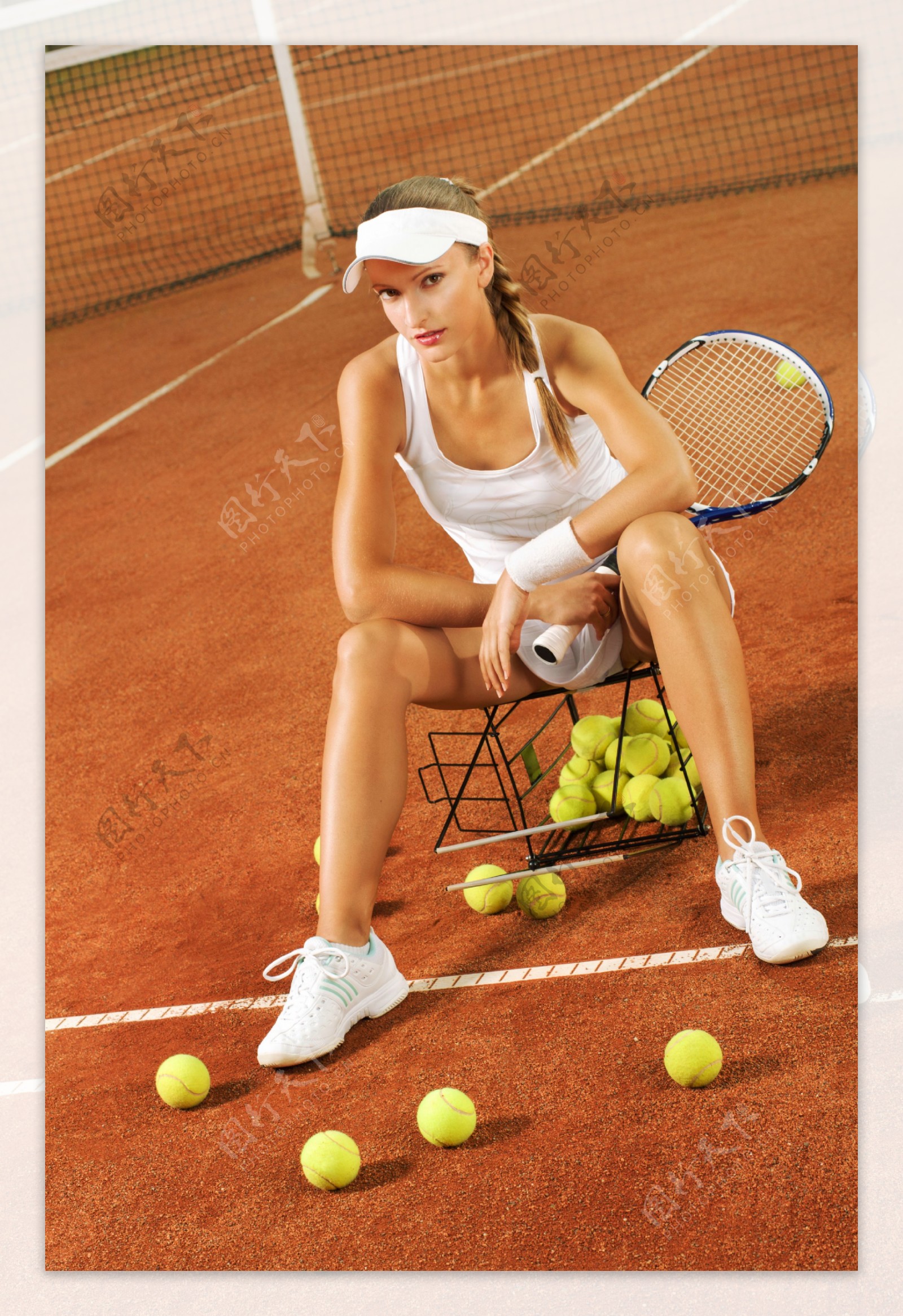 坐着的美女与网球图片