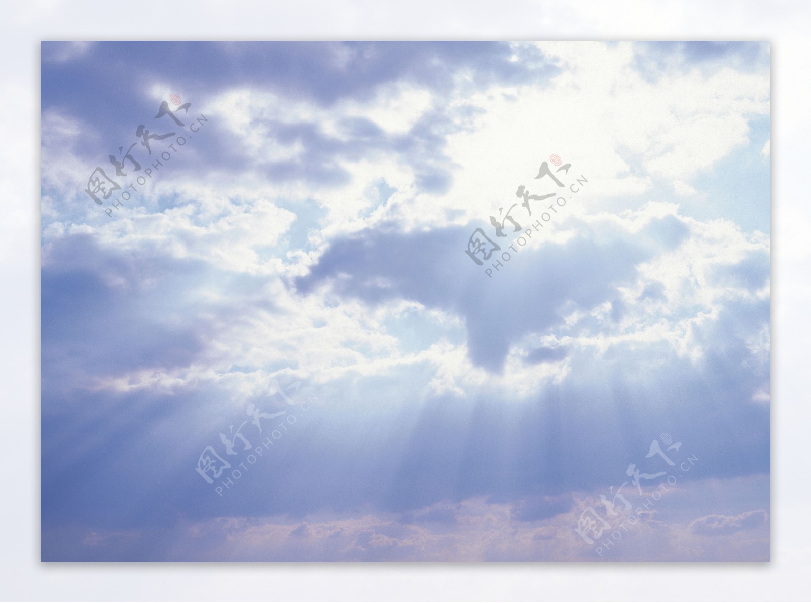 从云层投射下来的阳光图片图片