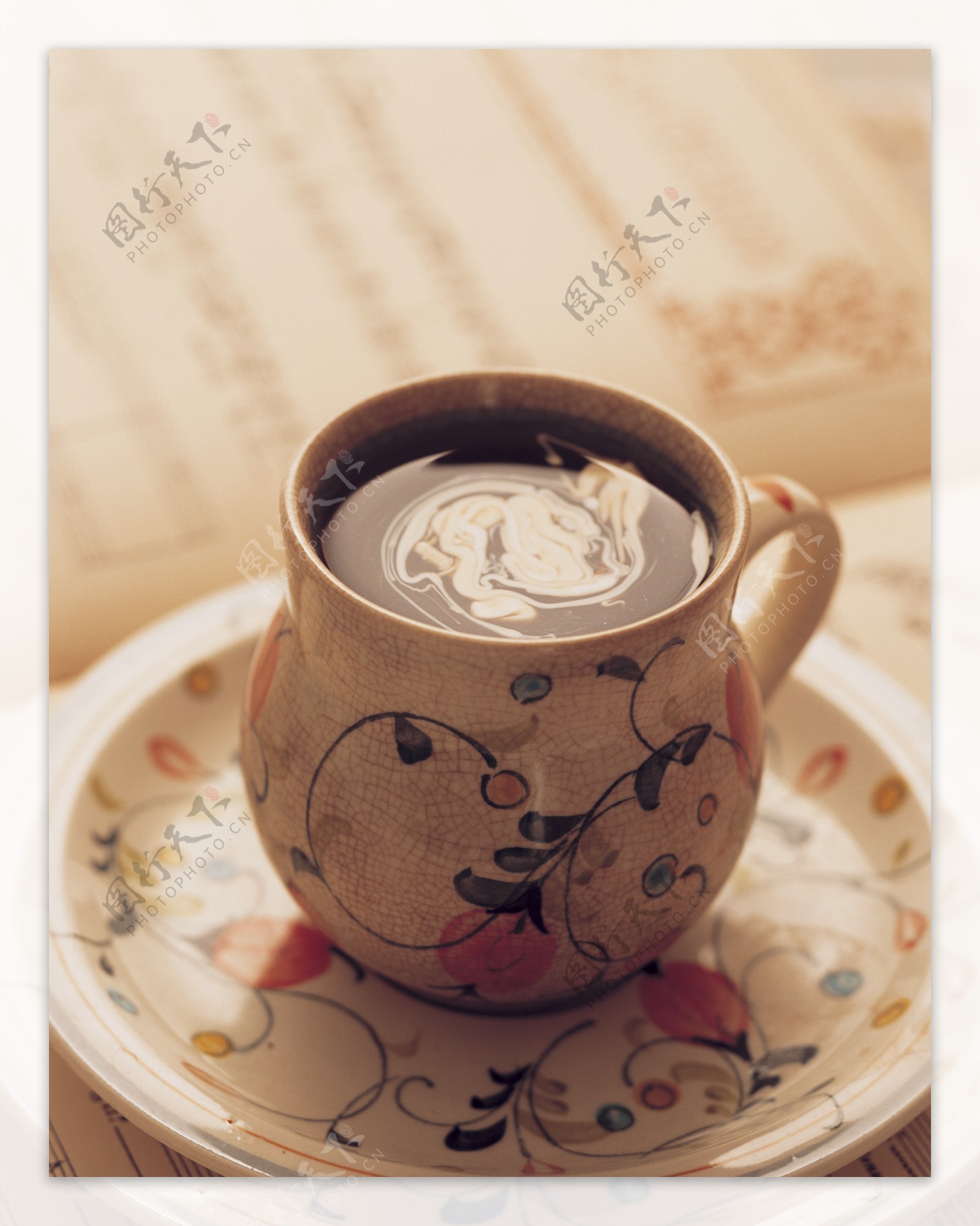 一杯咖啡古典花纹茶具图片