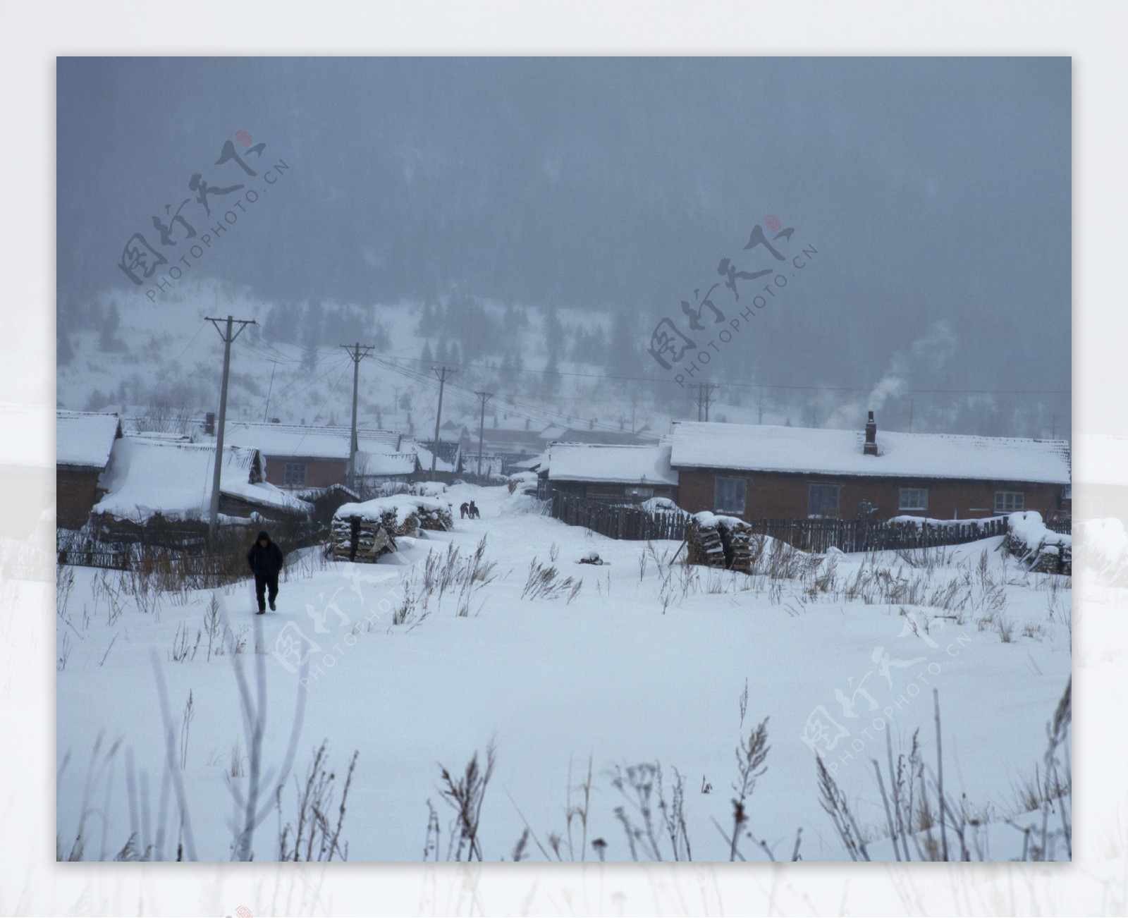 山下白雪皑皑的村庄图片