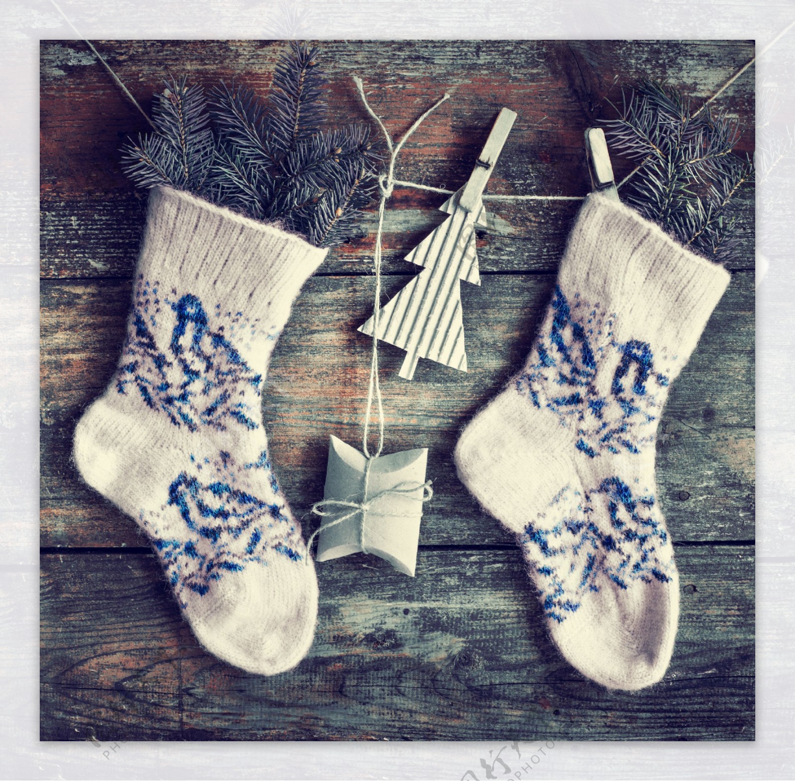 绳子上的袜子与圣诞节吊饰图片