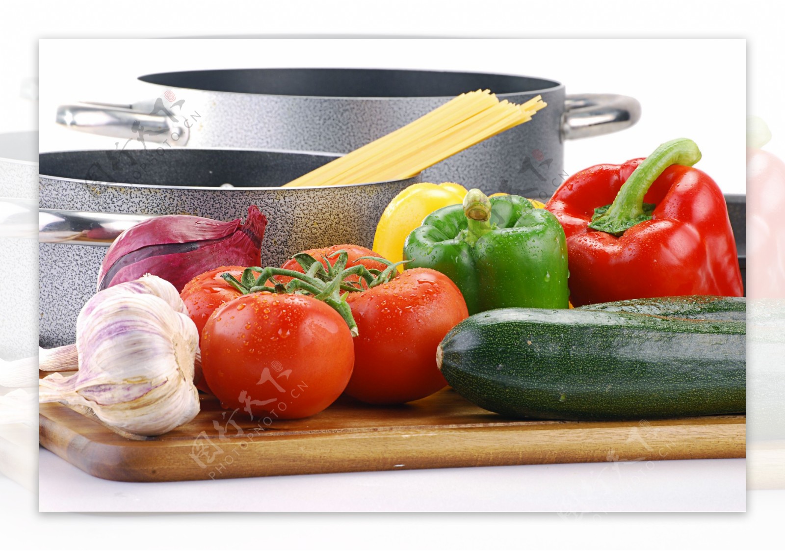 厨房里的锅具和蔬菜图片