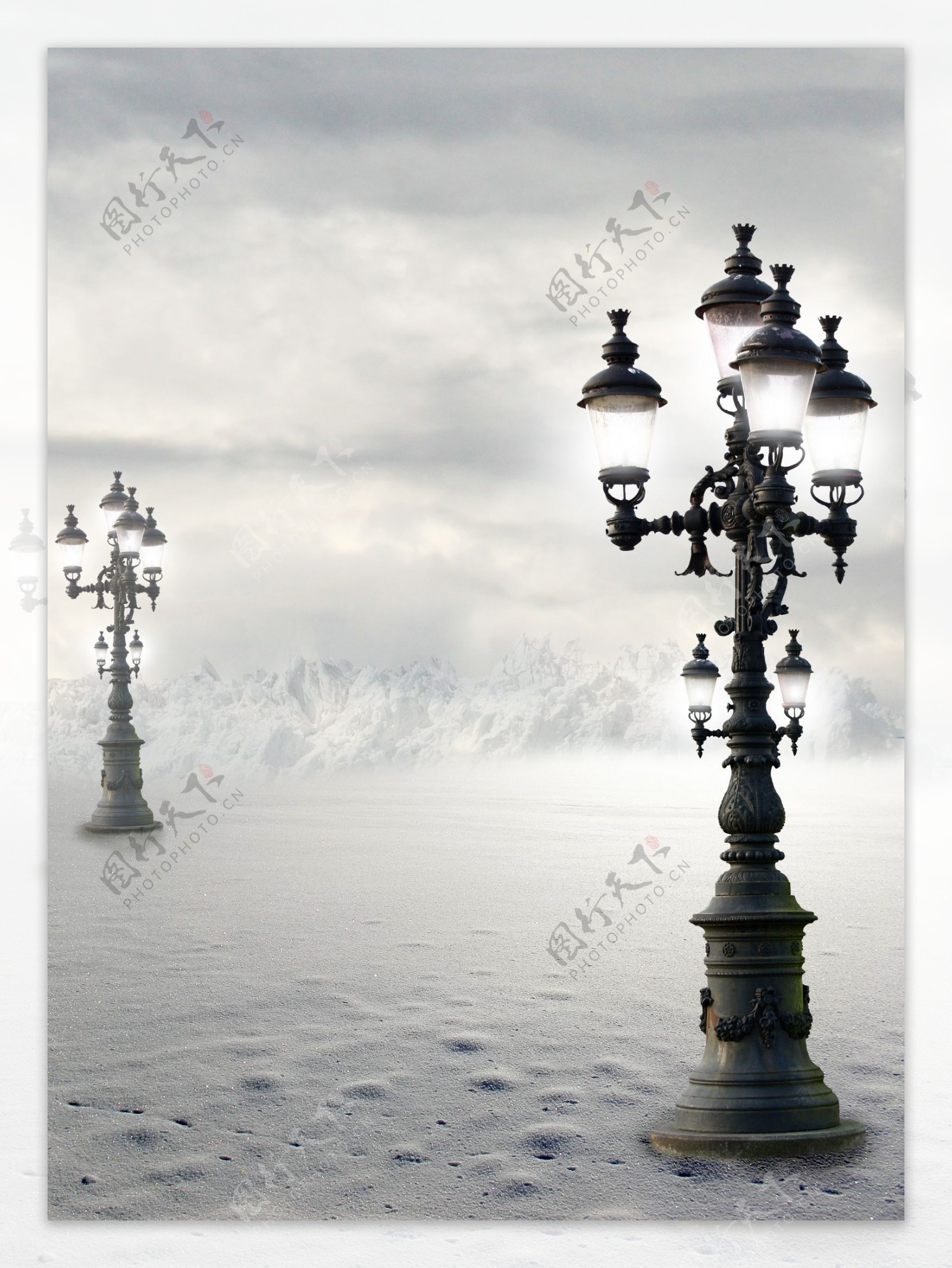 路灯与雪山风景图片