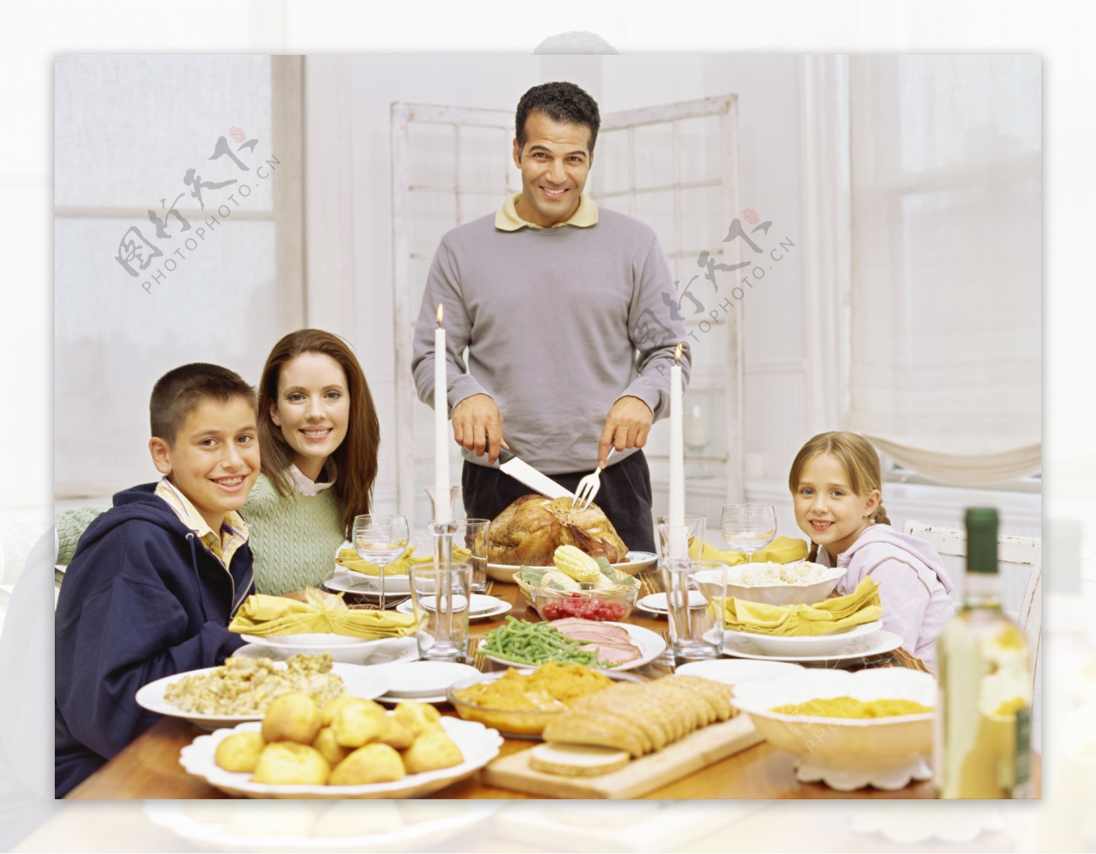 吃圣诞大餐的外国家庭图片