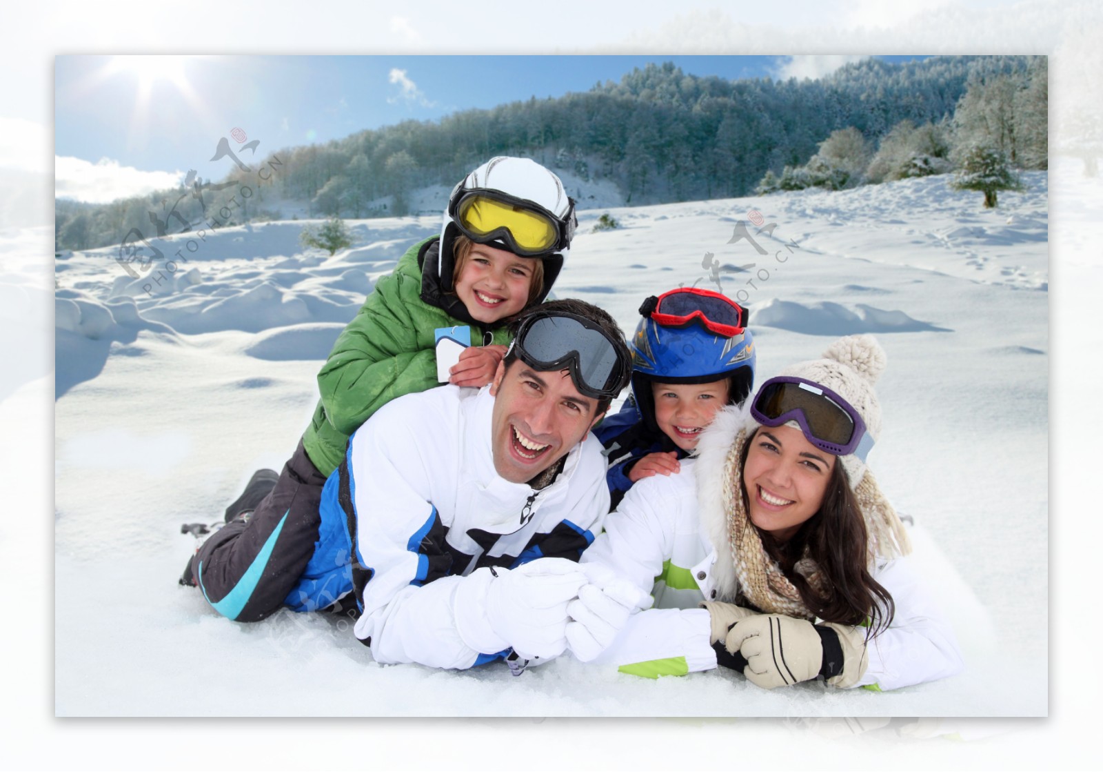 趴在雪地上的外国一家人图片