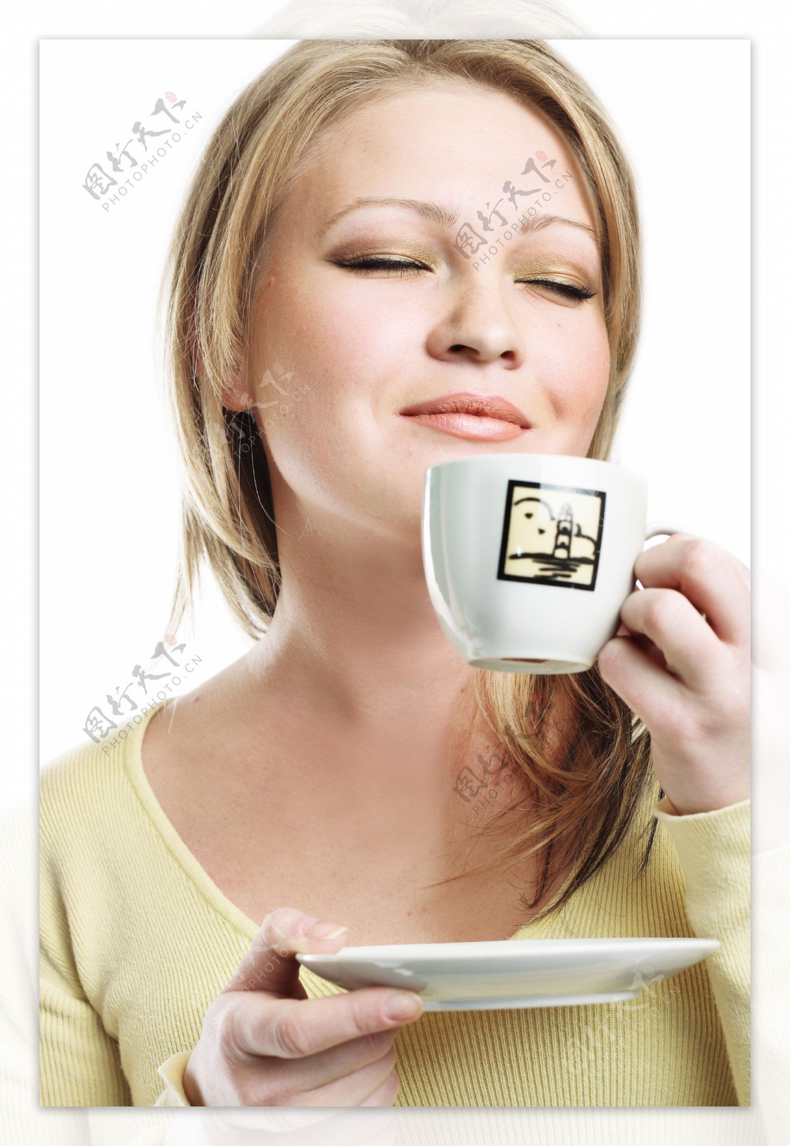 品喝咖啡的美女图片