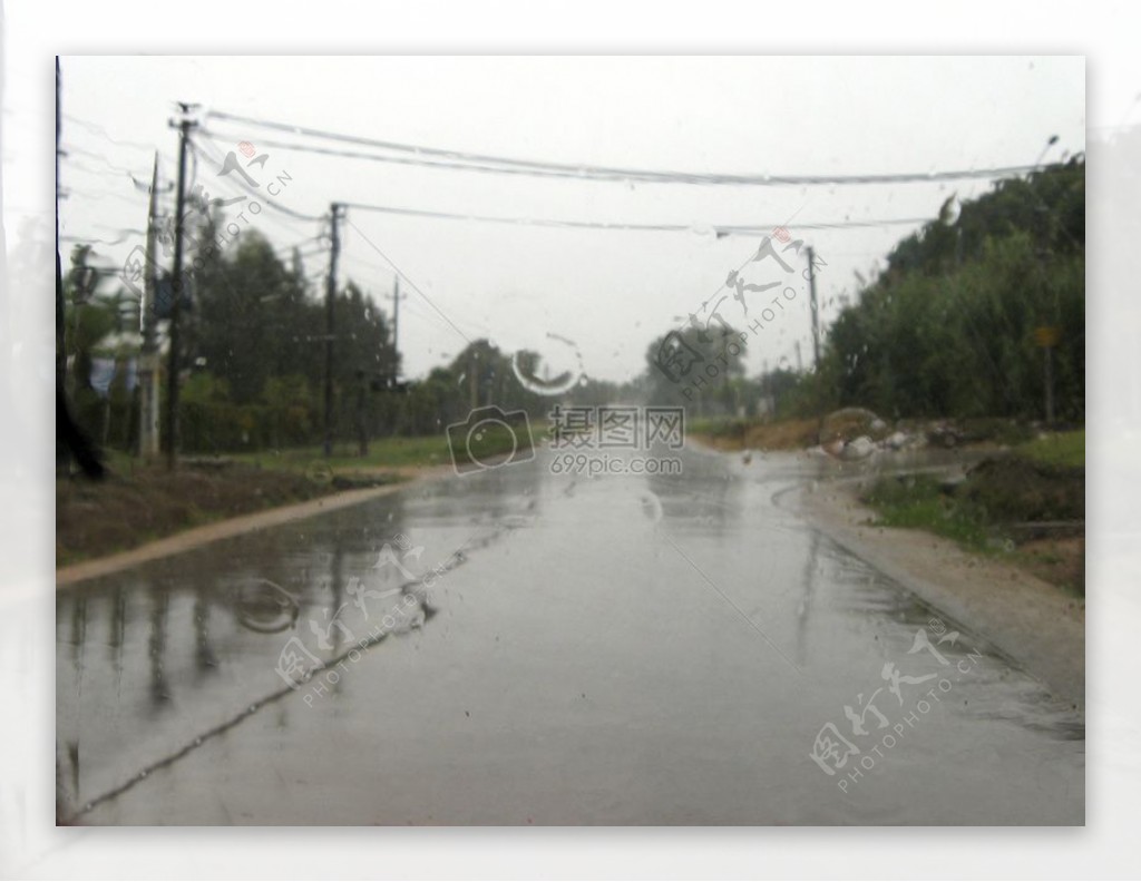 下雨中的路面