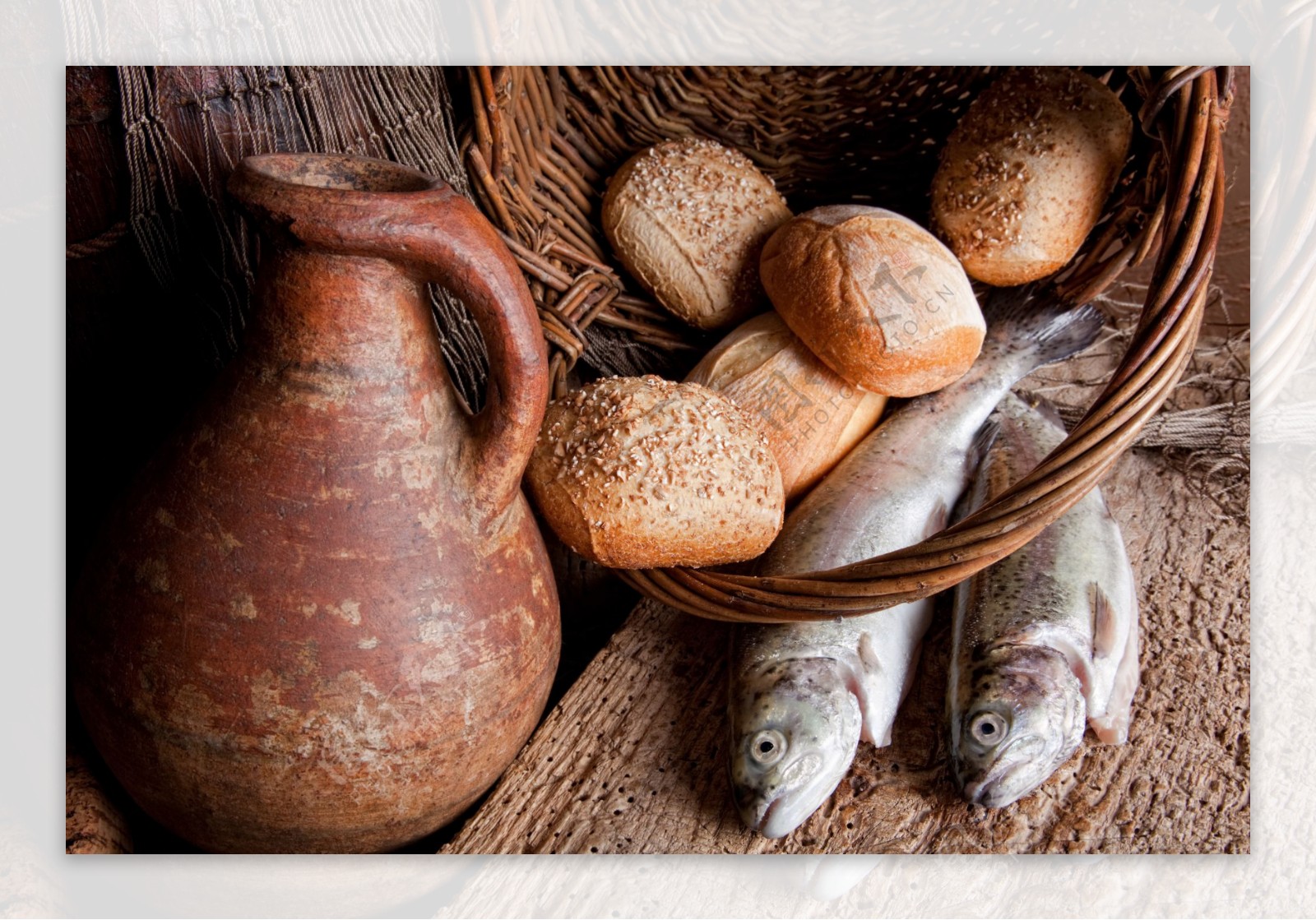 鱼和面包罐子图片