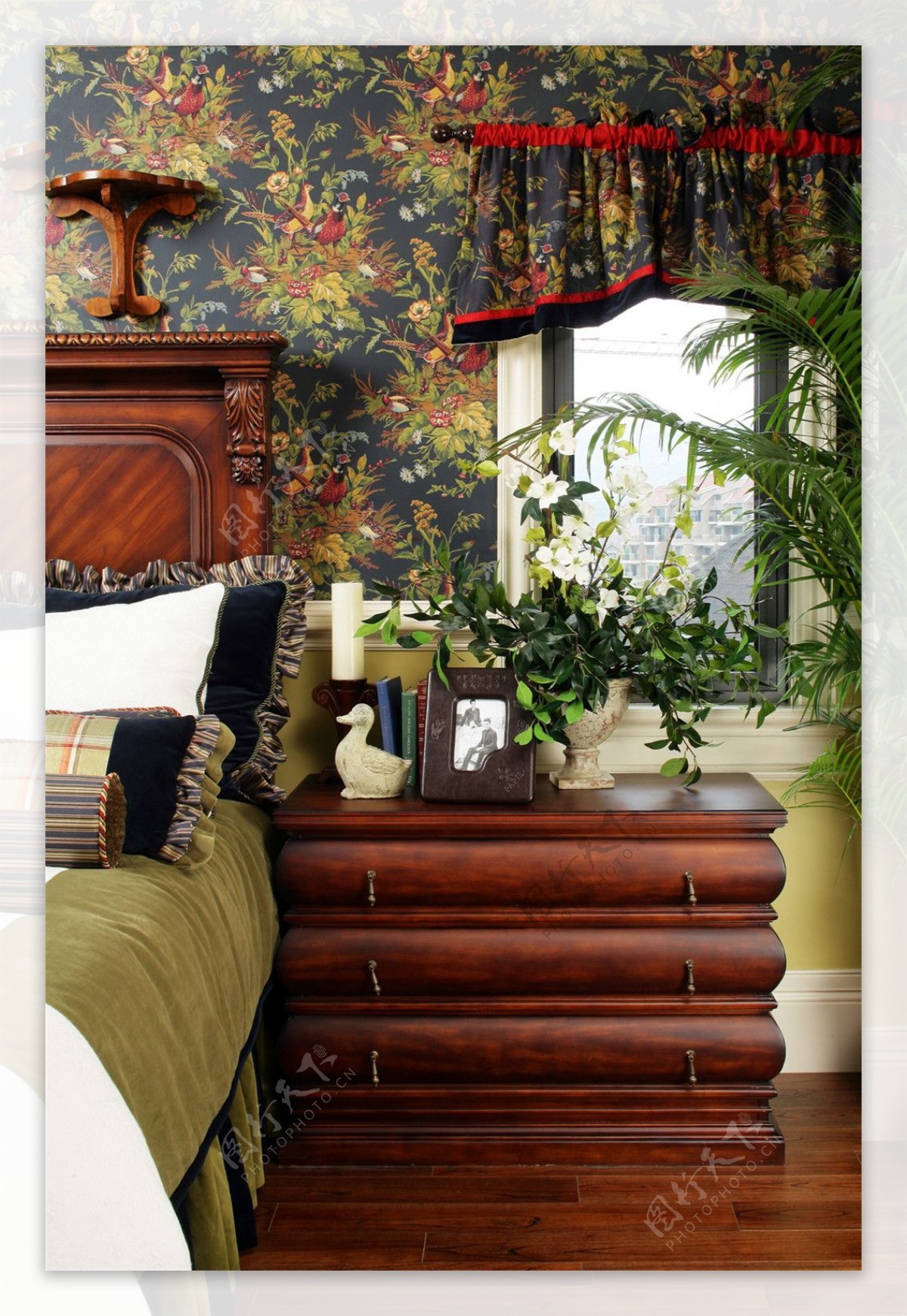 卧室复古花纹壁纸装修效果图