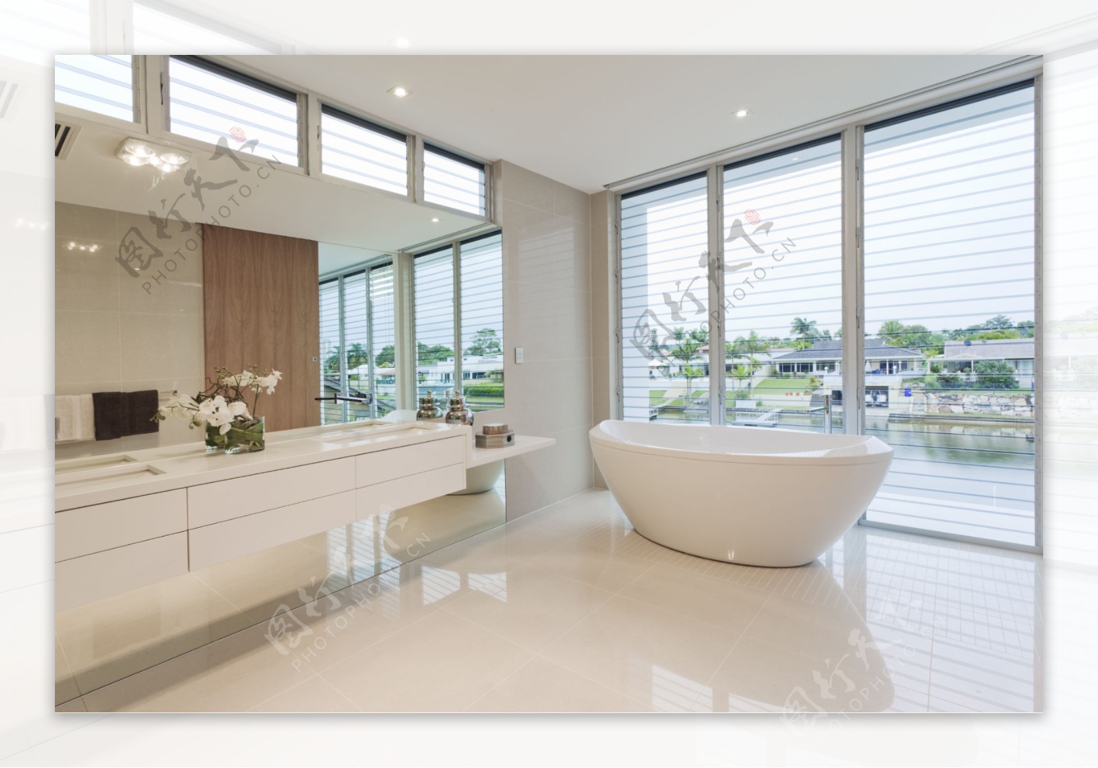 白色系列宽敞景窗浴室设计