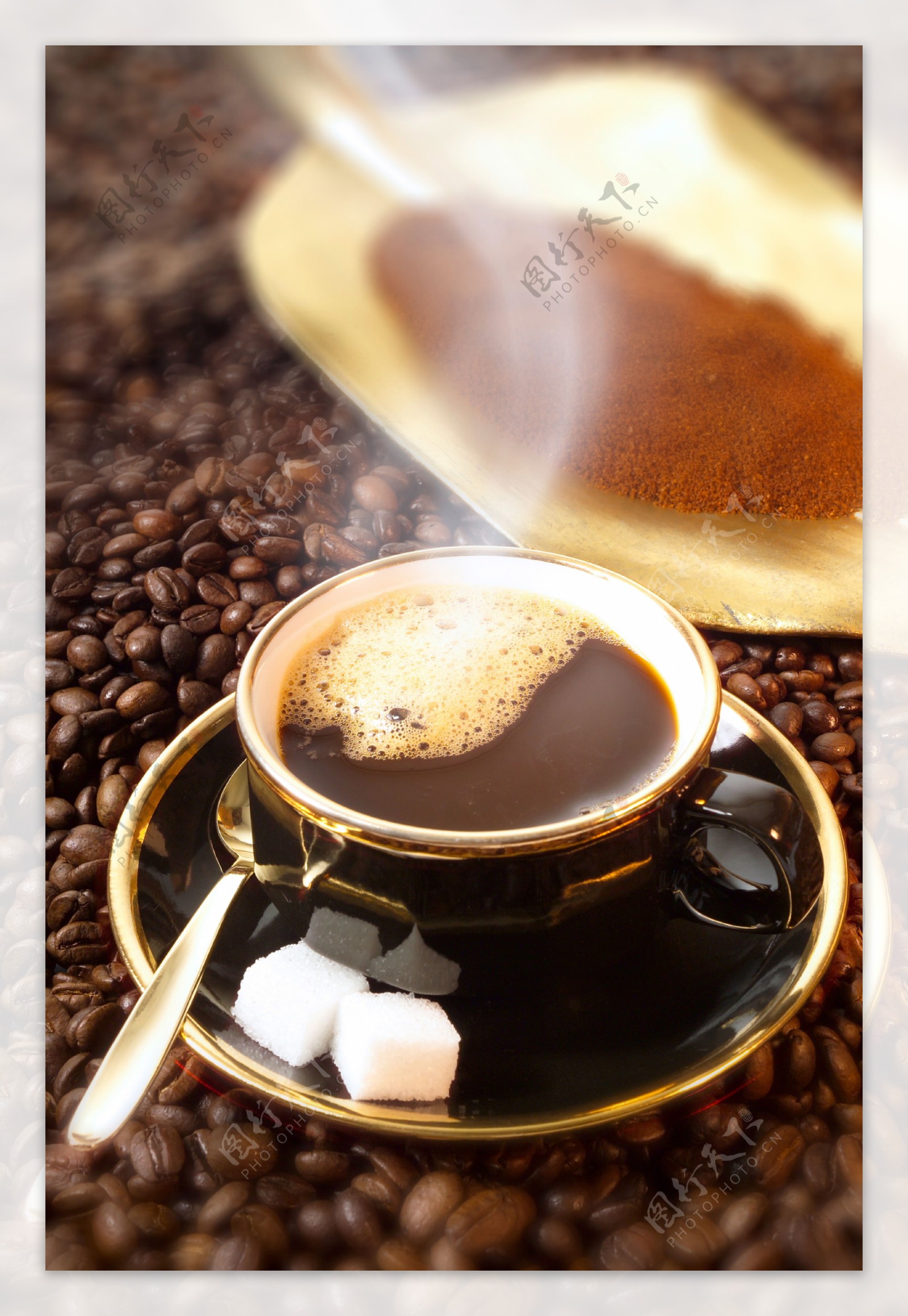 咖啡豆上的一杯热咖啡图片