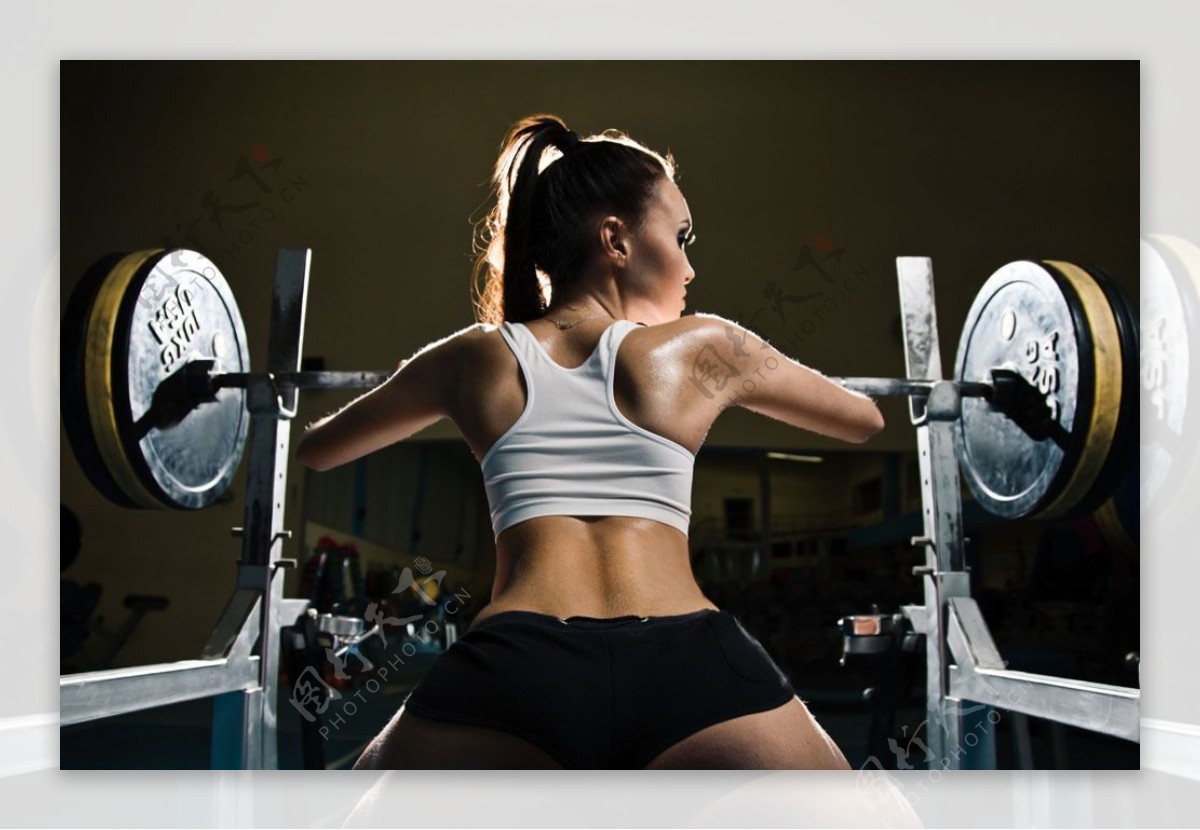 健身房里锻炼的女人图片