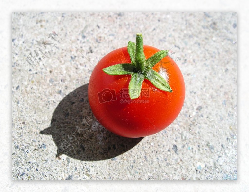一颗红色的番茄