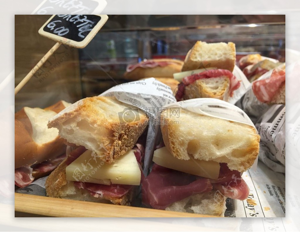 面包三明治显示面包房奶酪窗窗台香肠