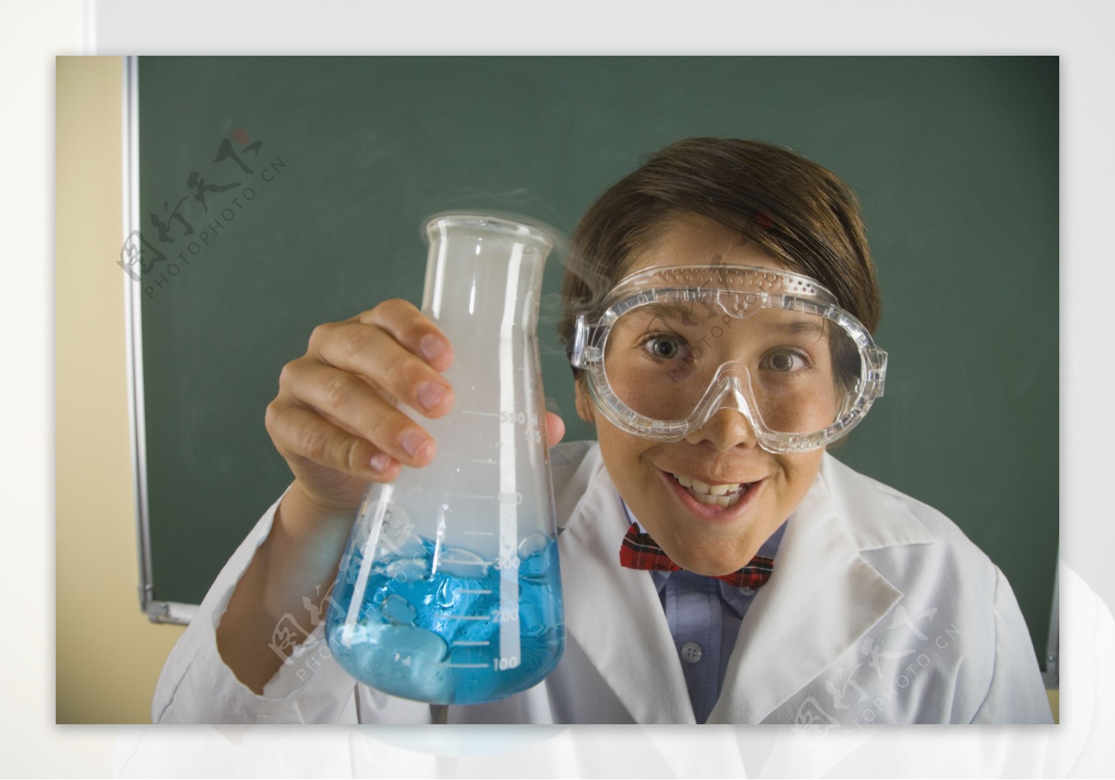 做化学实验的男生图片