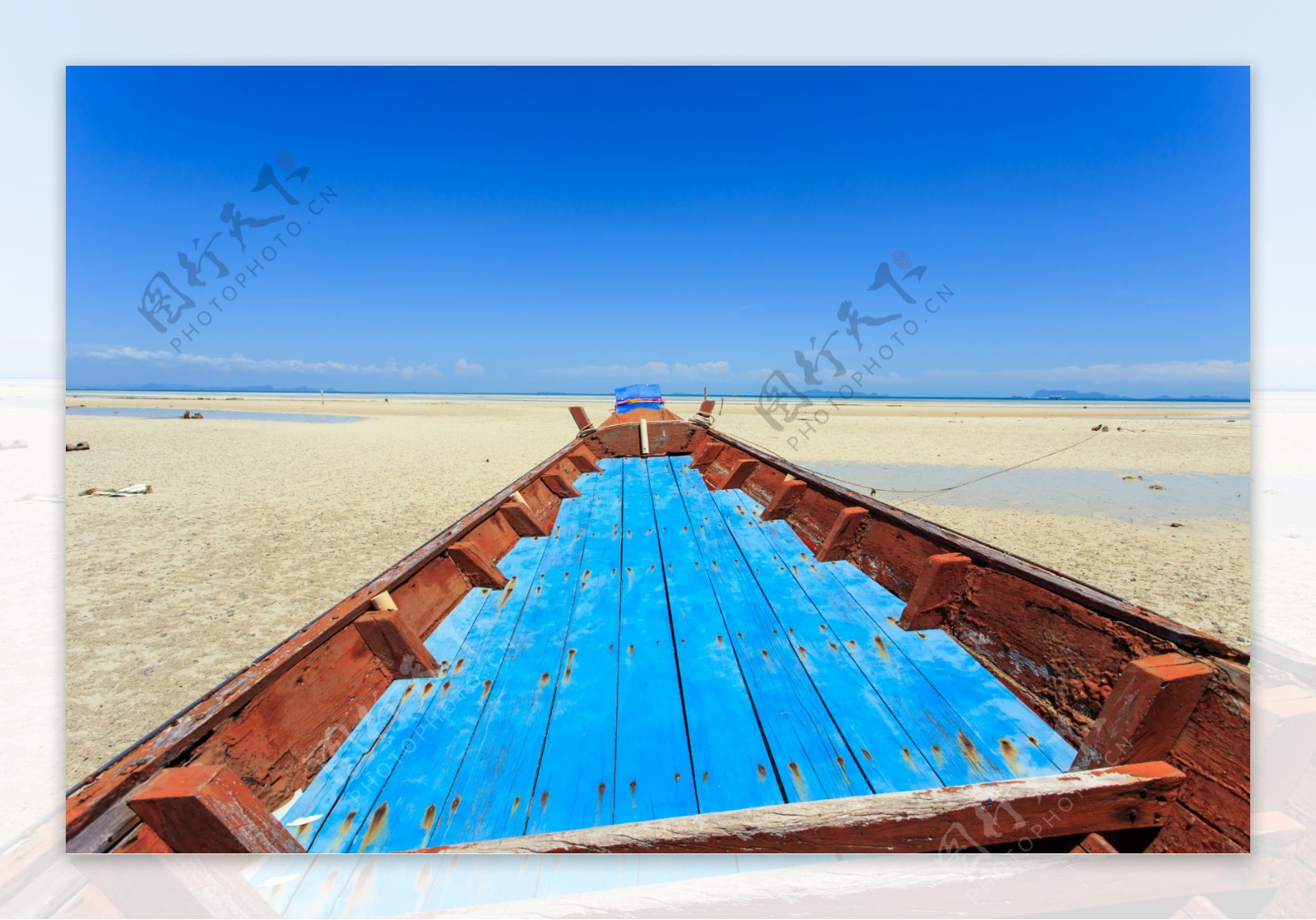 沙滩上的小船图片