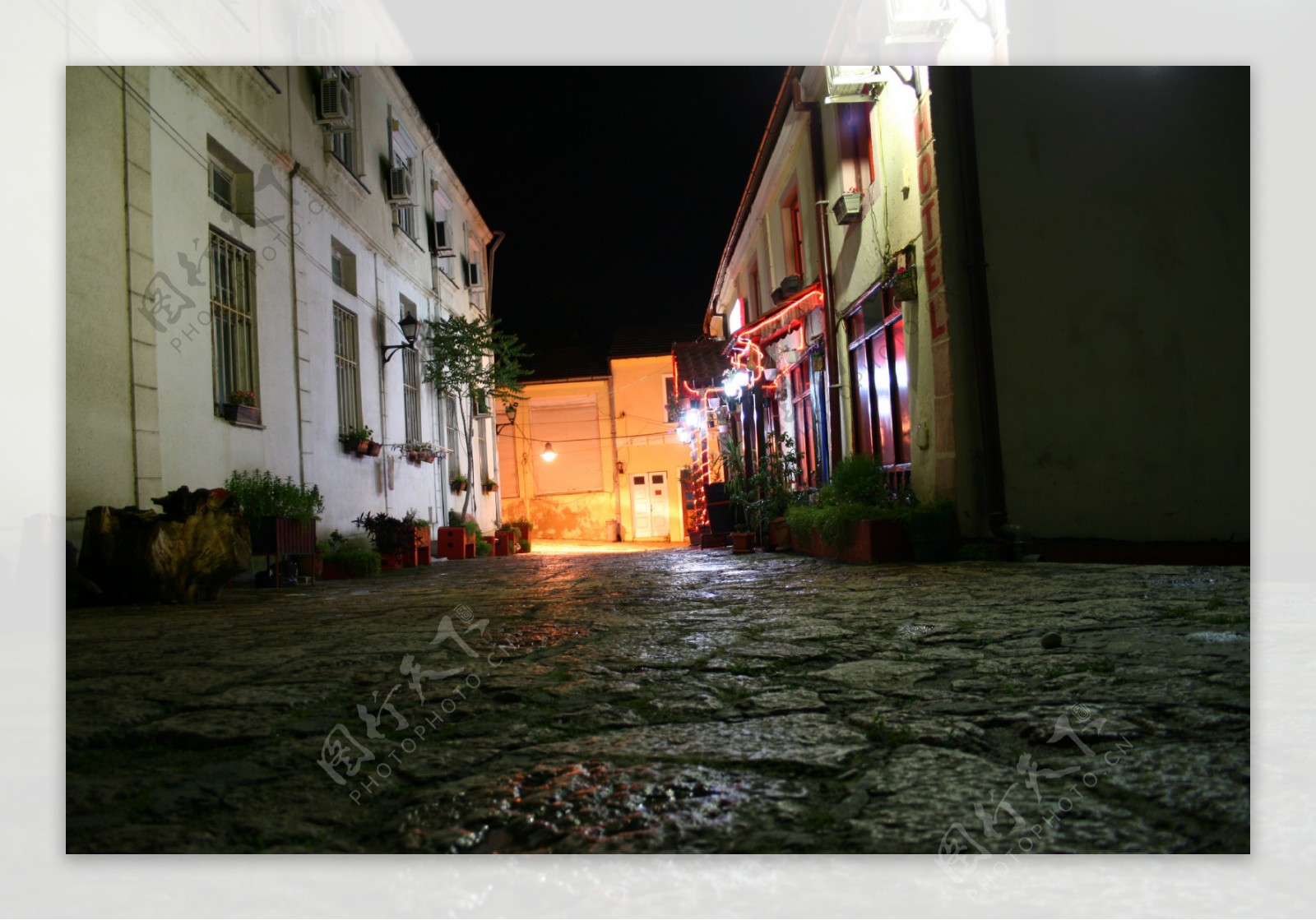 古老的街道在夜间
