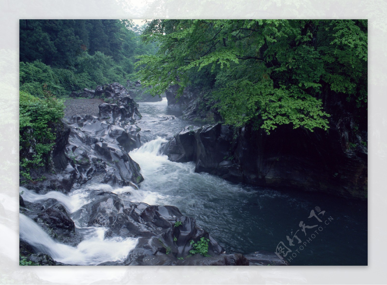 山间河流摄影图片
