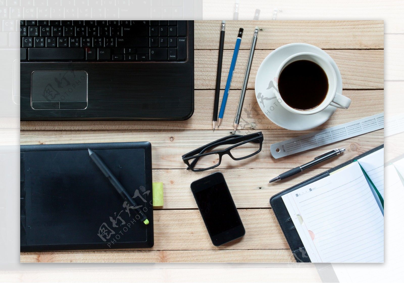 桌子上的笔记本电及与咖啡图片