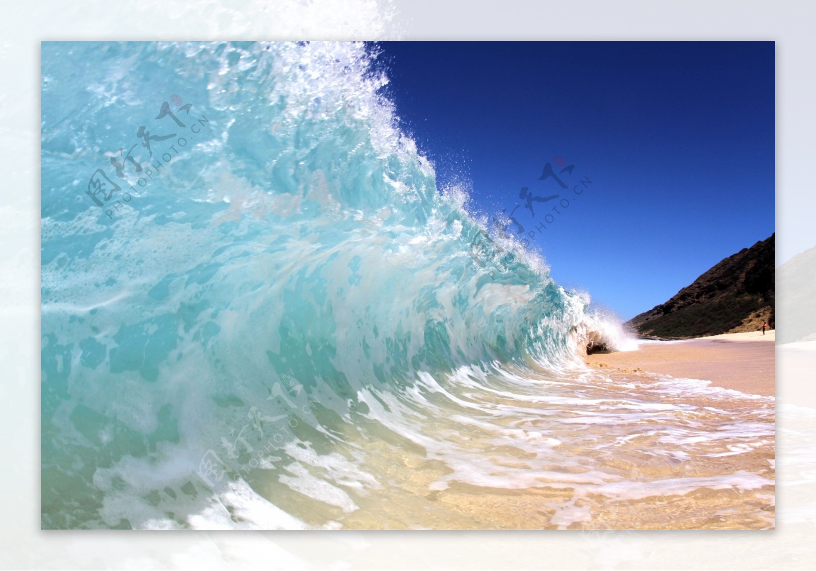 海滩蓝色清澈的海浪图片