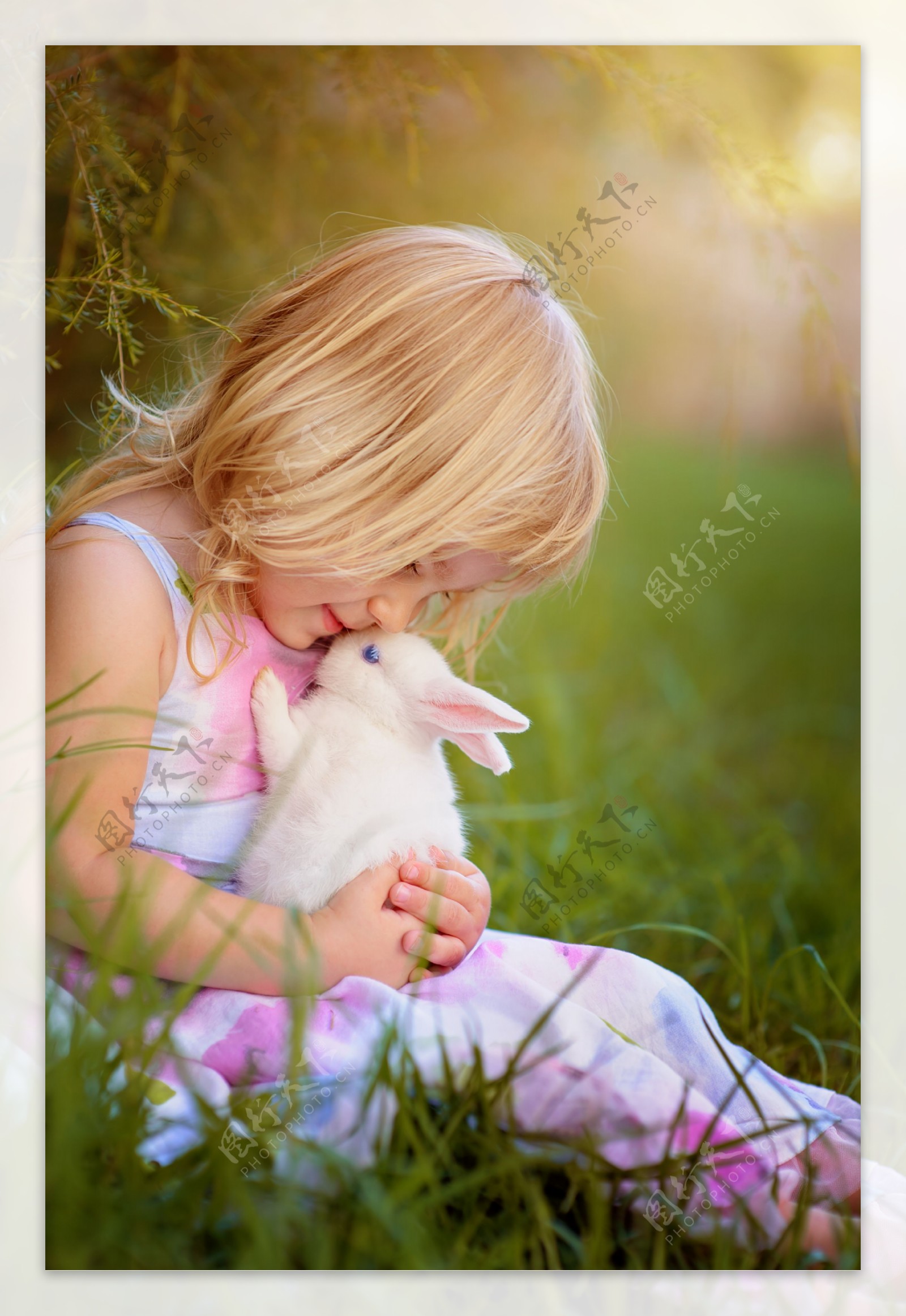 抱着小兔子的小女孩图片
