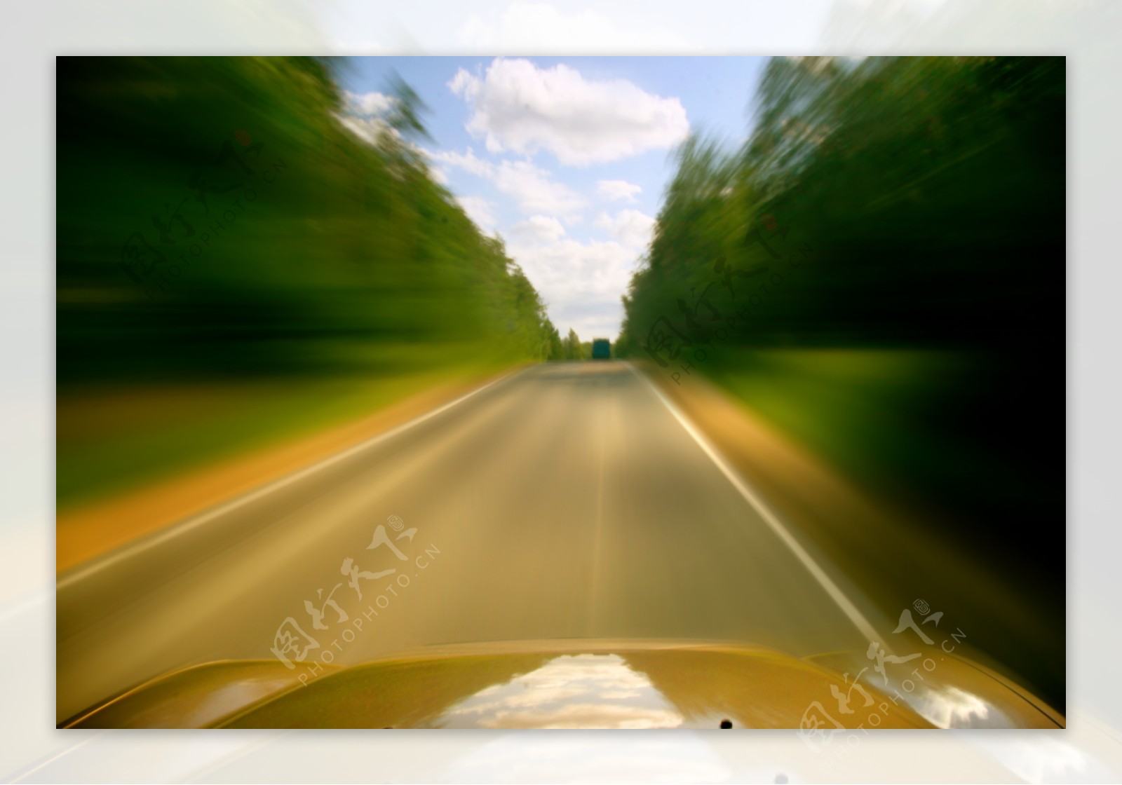 高速行驶中的汽车图片