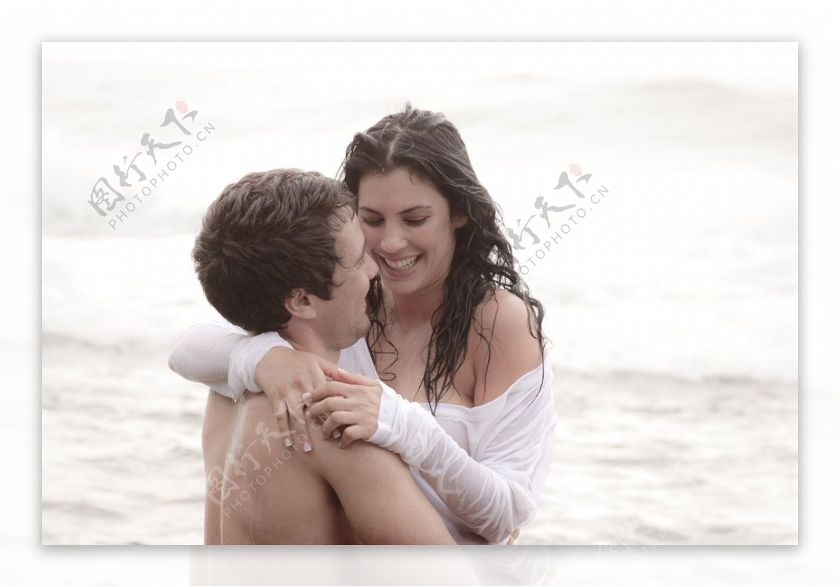 海边拥抱的幸福夫妻图片
