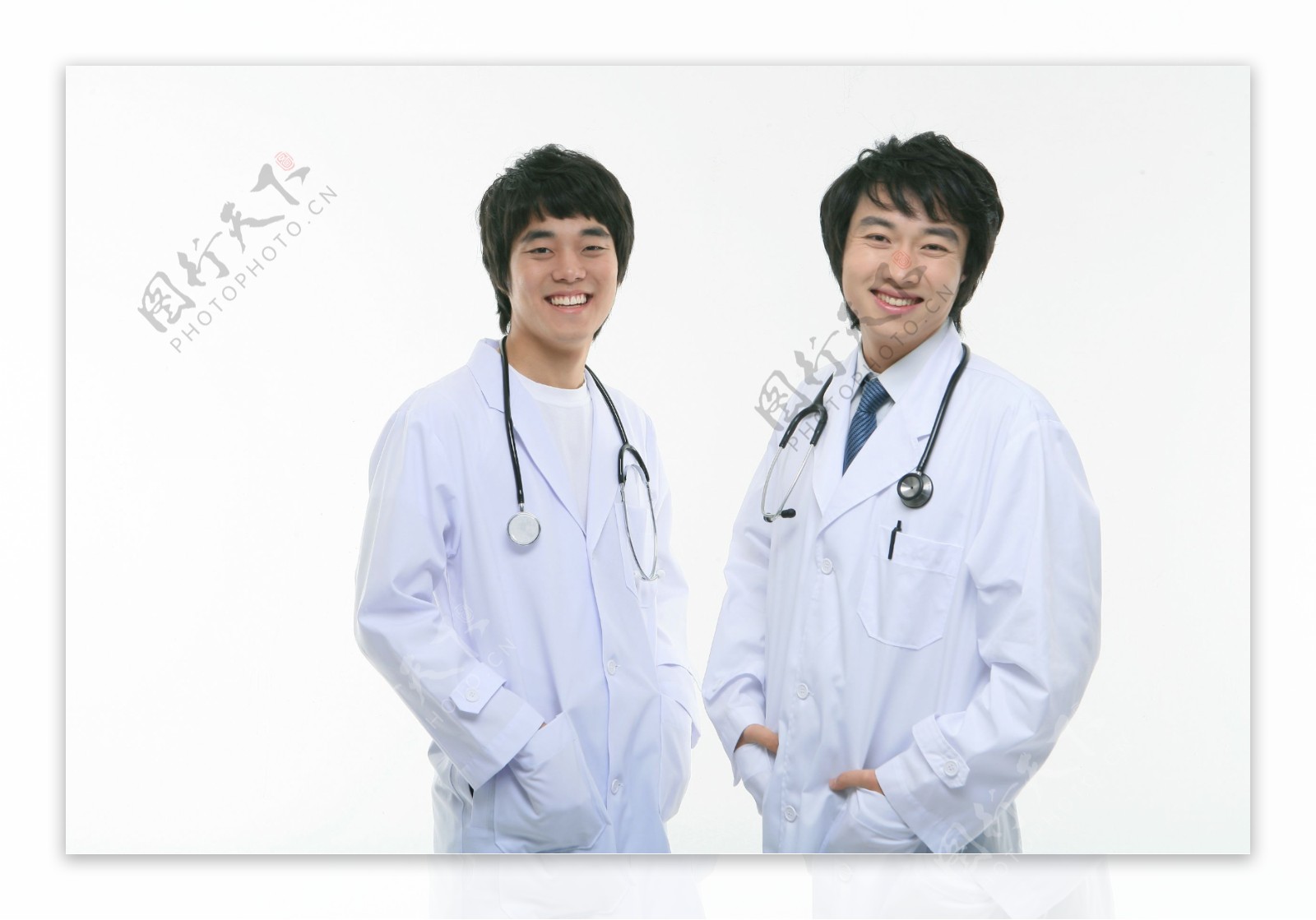 两个微笑医生图片
