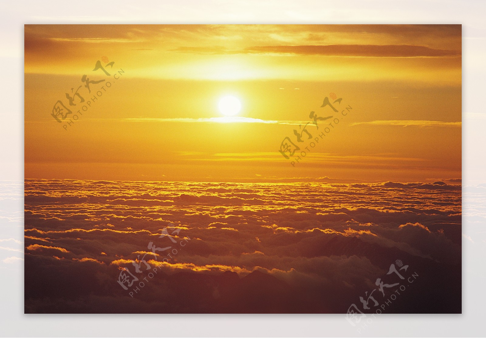 夕阳与云海风景图片