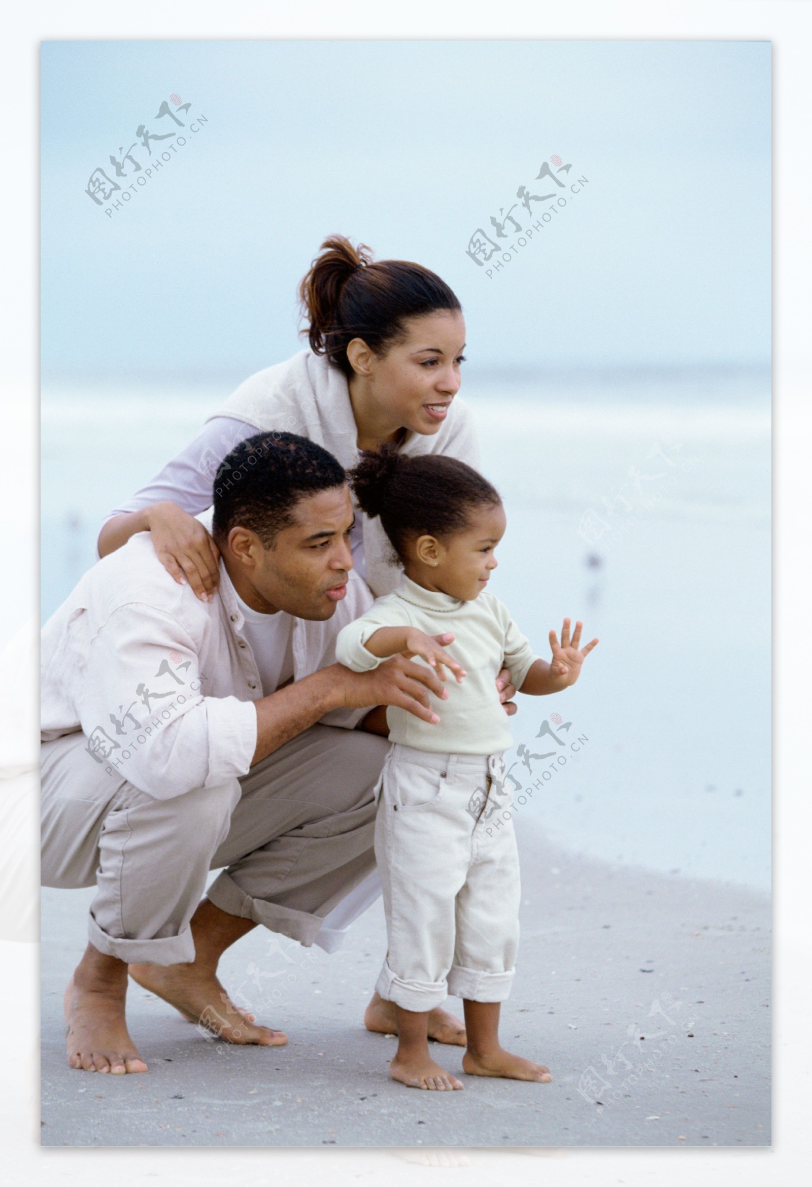 沙滩上幸福的黑人家庭图片