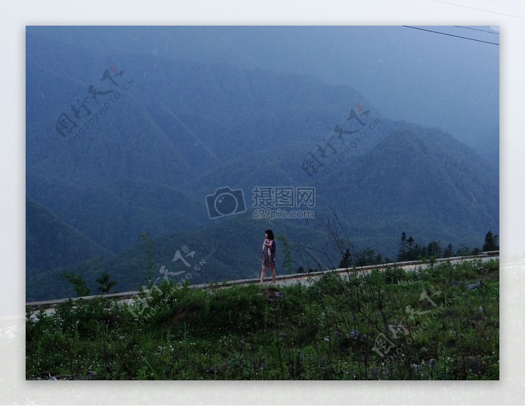 女人黑色礼服摔法除了绿草随着日间在山景城