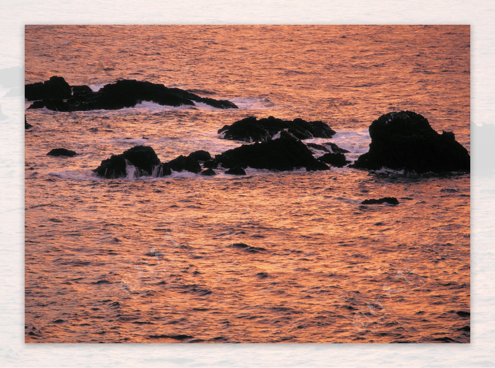 黄昏海平面与海礁图片