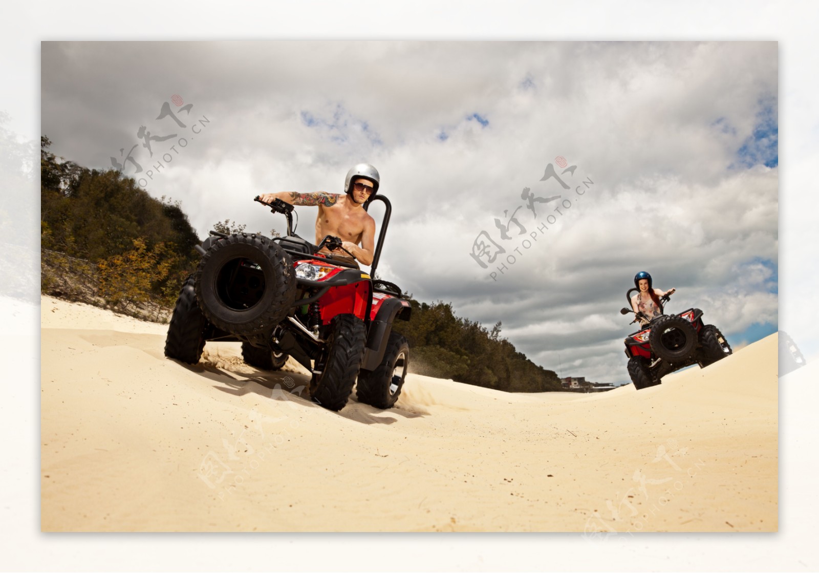 在沙滩上开车的外国男女图片