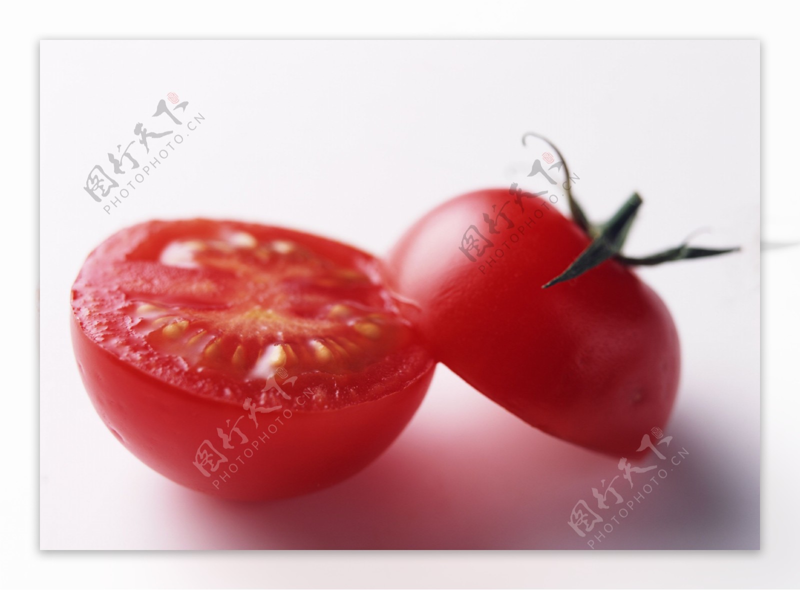 切开的新鲜蕃茄图片