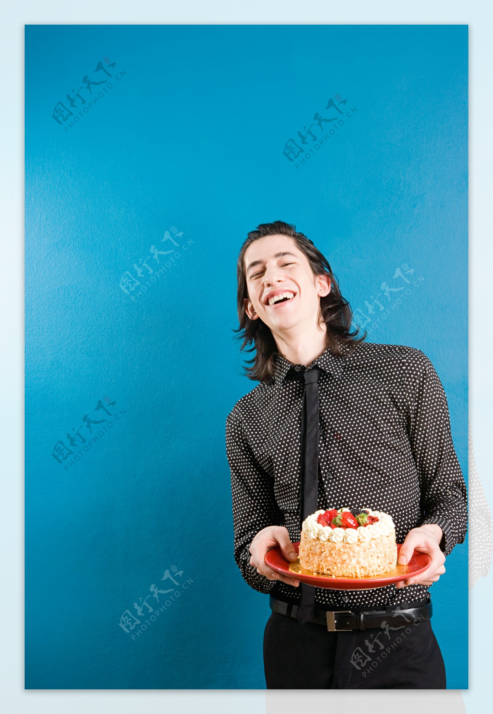端着生日蛋糕的男生图片
