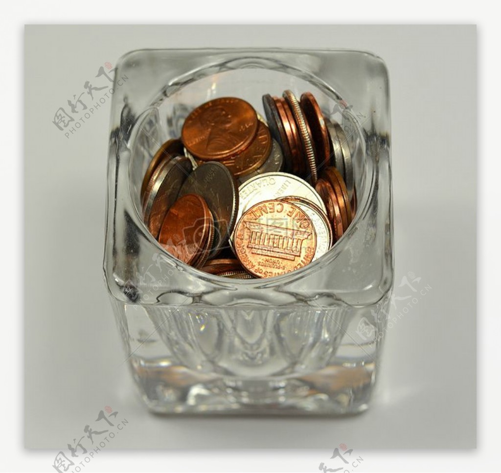 玻璃杯中的硬币