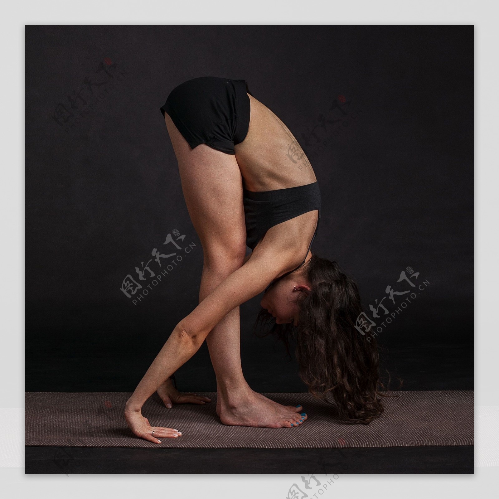 练弯腰瑜伽美女图片