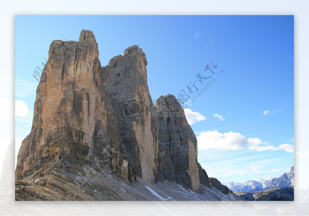 蓝色天空下的高山