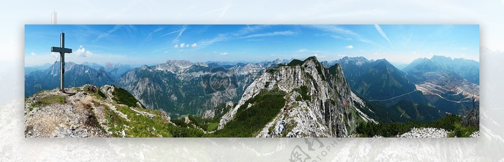 蓝色的天空高山