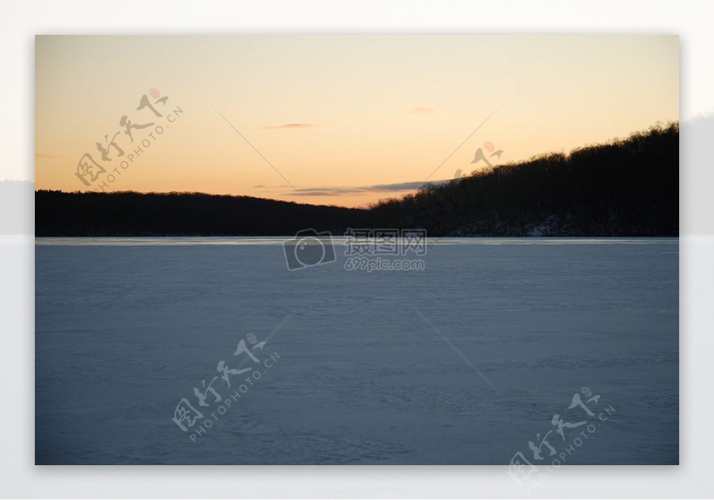 雪后夕阳下的湖面