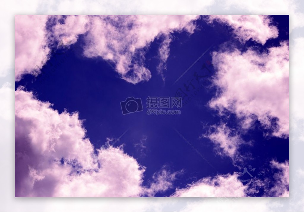 紫色云朵的天空