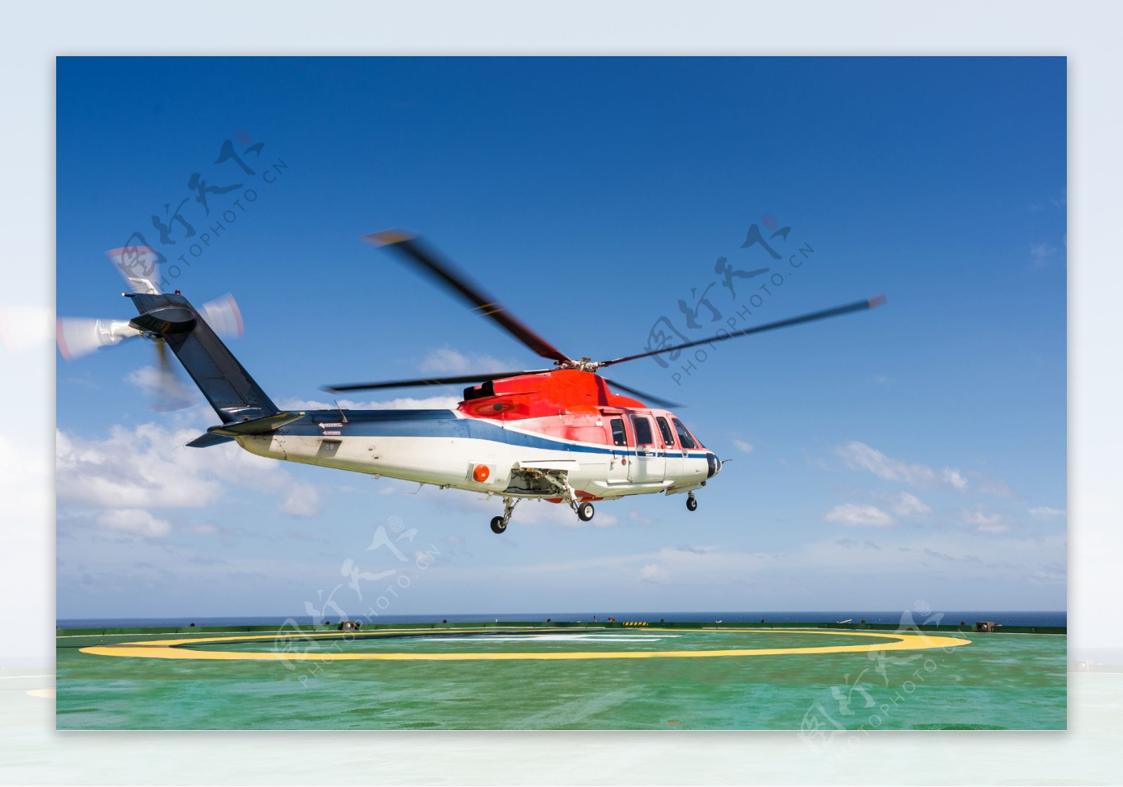 机场起飞的直升机图片