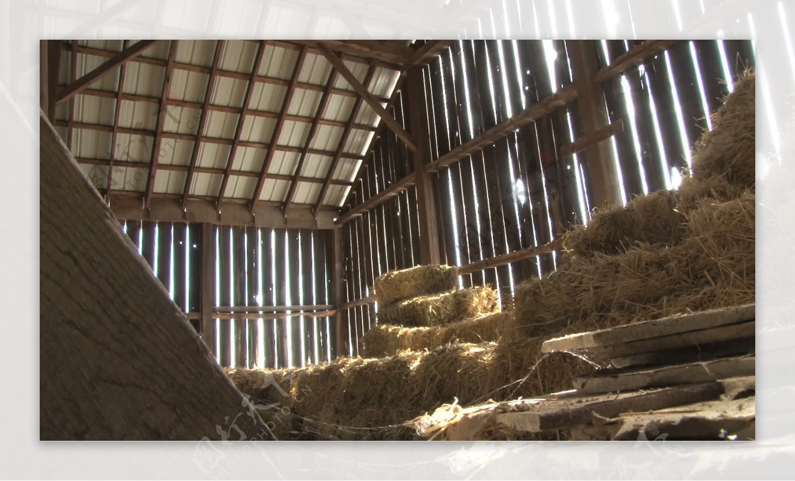 堆叠的一捆捆干草在一个谷仓2股票的录像视频免费下载