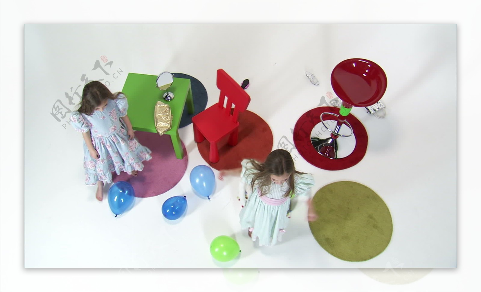 小女孩和她的双胞胎抛出股票纺纱气球的录像