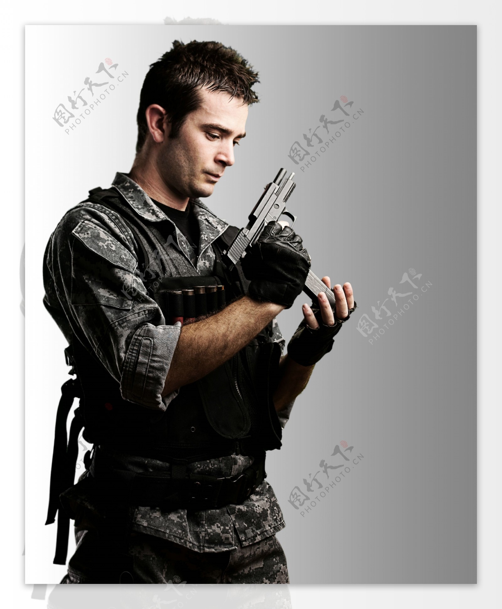 拿着手枪的外国士兵图片