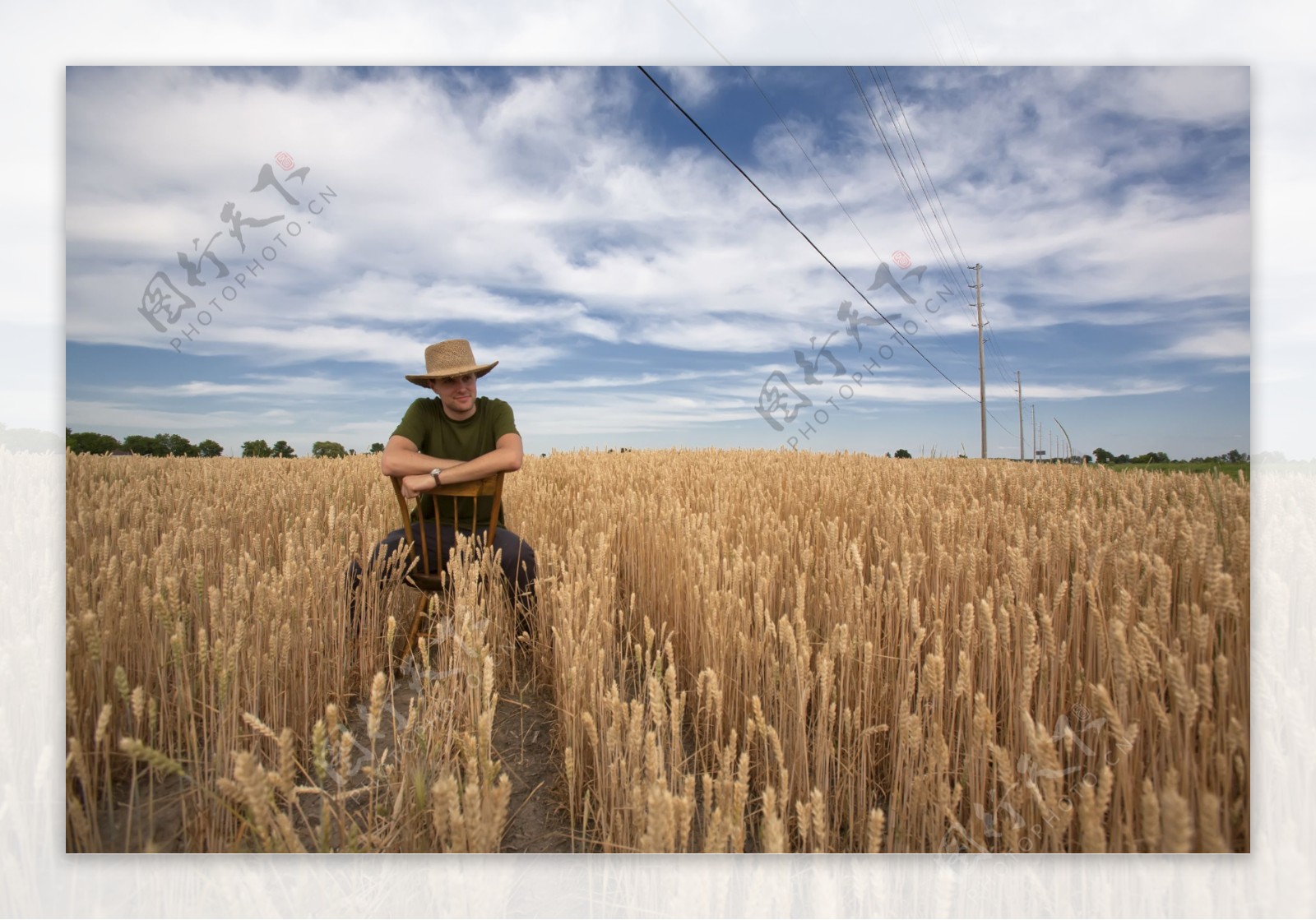 坐在麦田里的农民图片