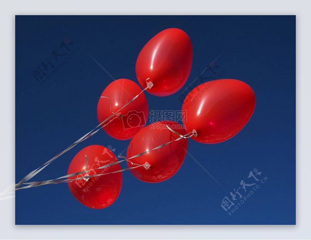 天空中的红色气球