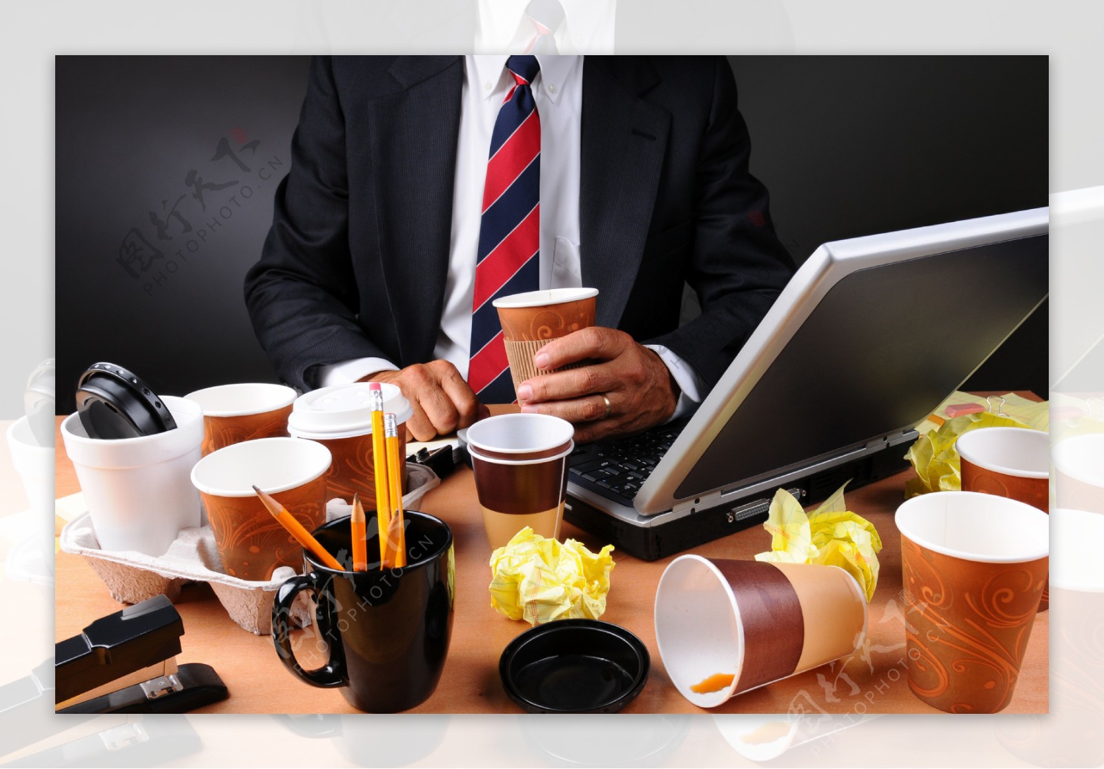 喝咖啡的办公商务男士图片